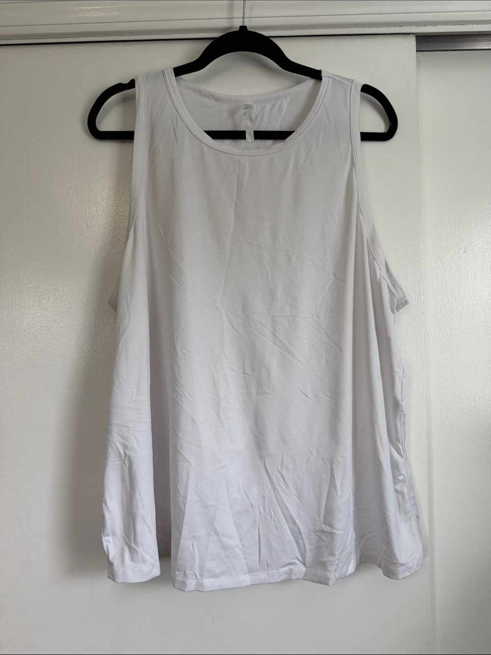 Fabletics White Scoop-Neck Athletic Tank